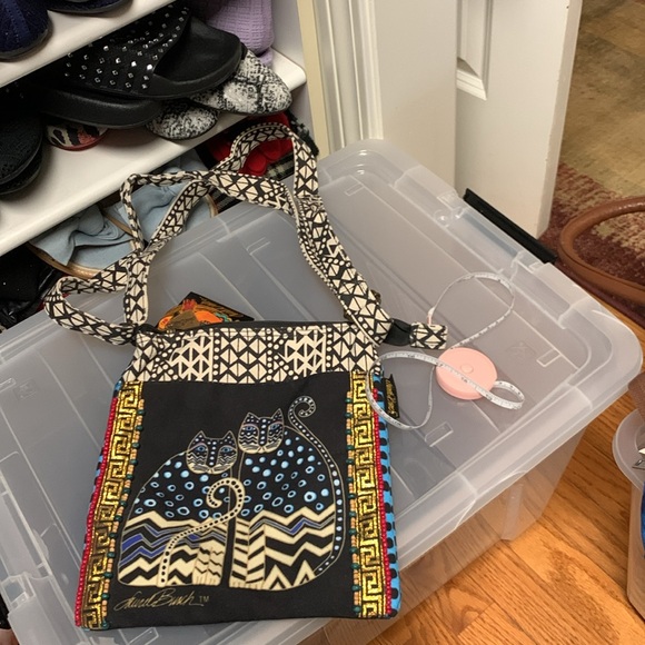 Lauren Burch Cat crossbody NWT. 8 x 10” tags on never carried - Picture 9 of 9